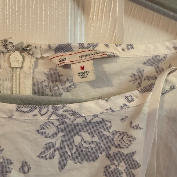 GAP White and Blue Floral Top - Picture 2 of 4